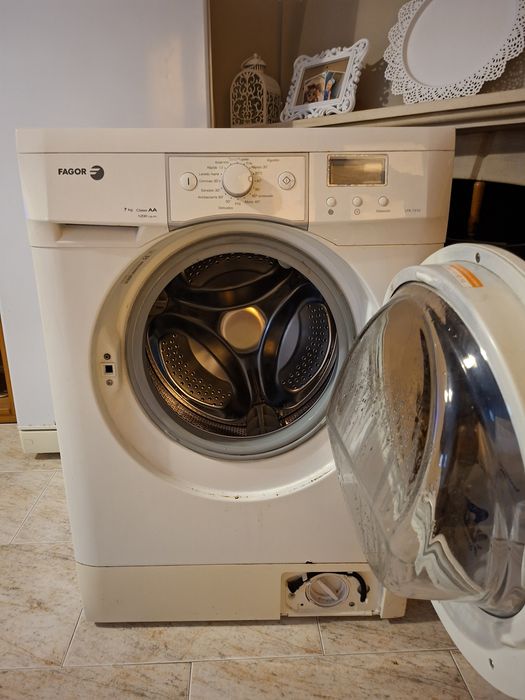 Maquina de lavar roupa usada a funcionar