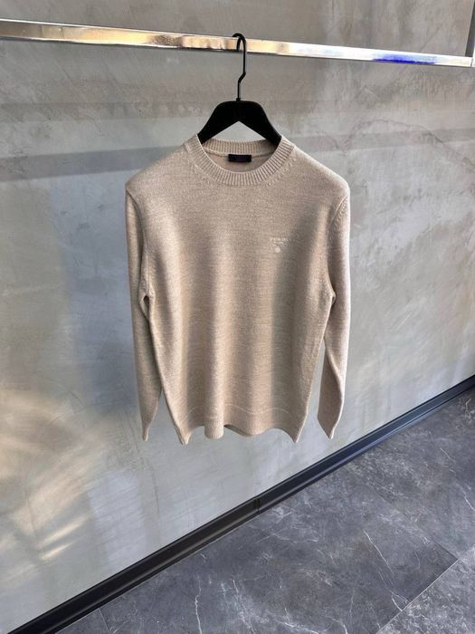 Nowy modny sweter