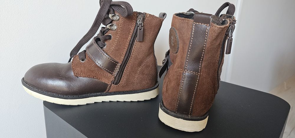 Skórzane buciki chłopięce.