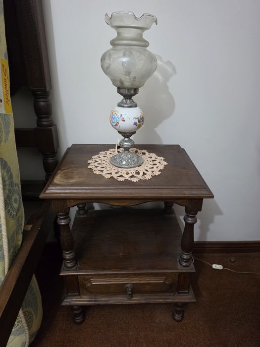 Conjunto cama, duas mesinhas de cabeceira e dois candeeiros