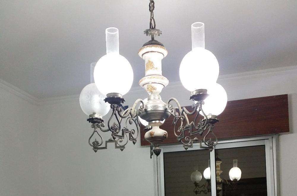 Candeeiro lustre em bronze/estanho, muito elegante.
