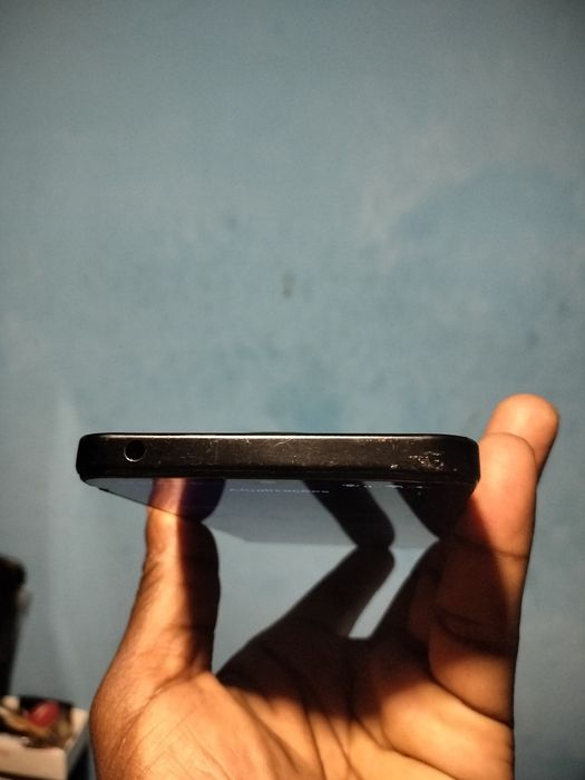 telemóvel é um Xiaomi Redmi 14C na cor Midnight Black.