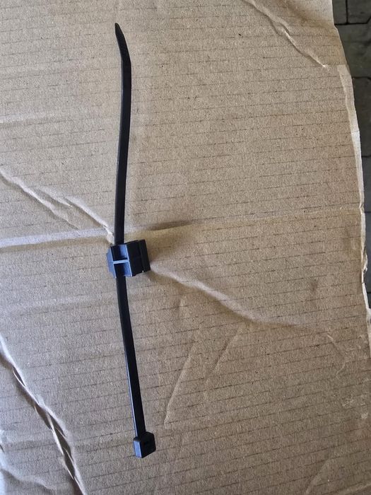 Fotowoltaika Klips ze sztrapsem  do podwieszania  kabli - 500szt.