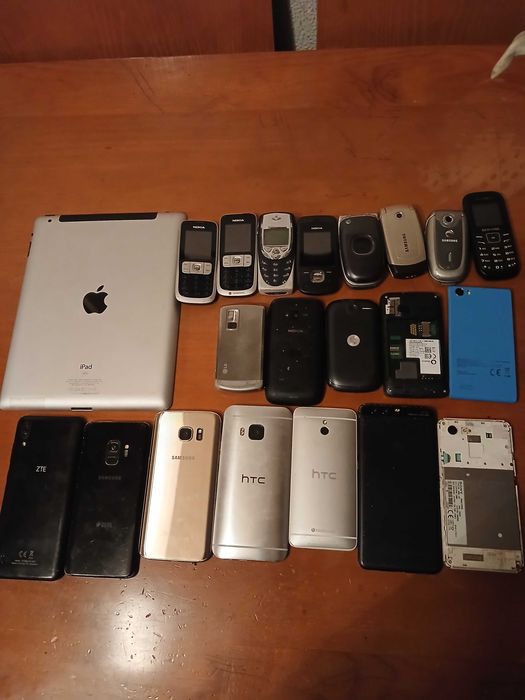 Varios telemoveis e ipad