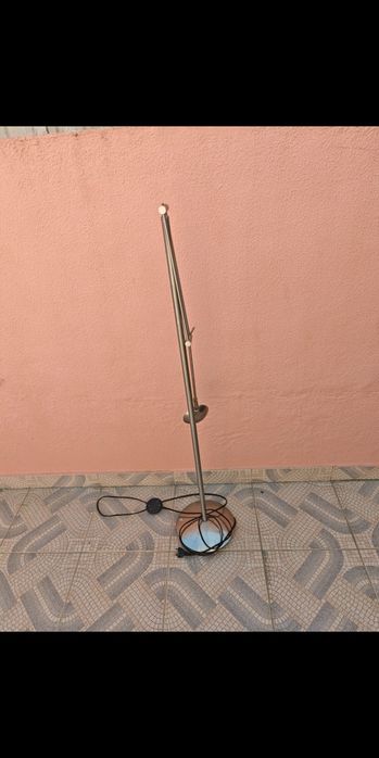 Candeeiro de pé alto