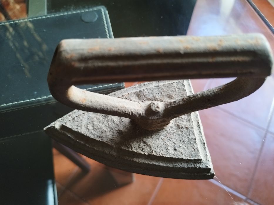Ferro de passar antigo em ferro fundido