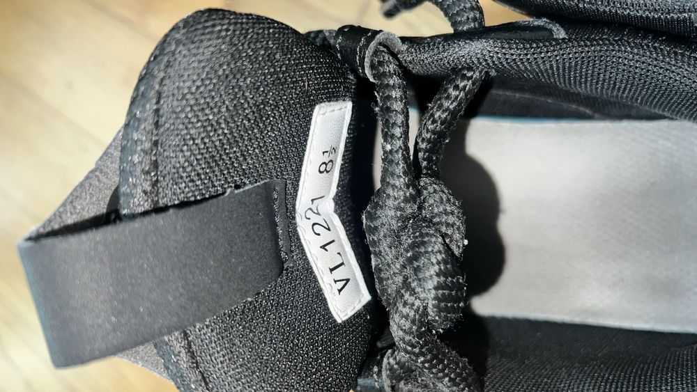Sneakersy w styluLV