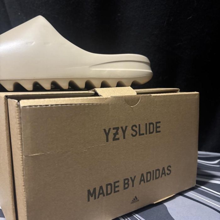 Yeezy Slide 43.
