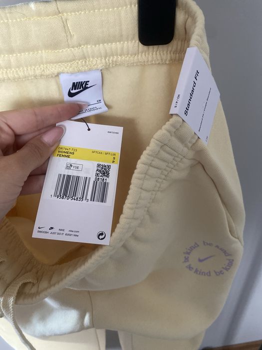 Nowe żółte spodnie Nike, rozmiar S, Standard Fit, z metką!