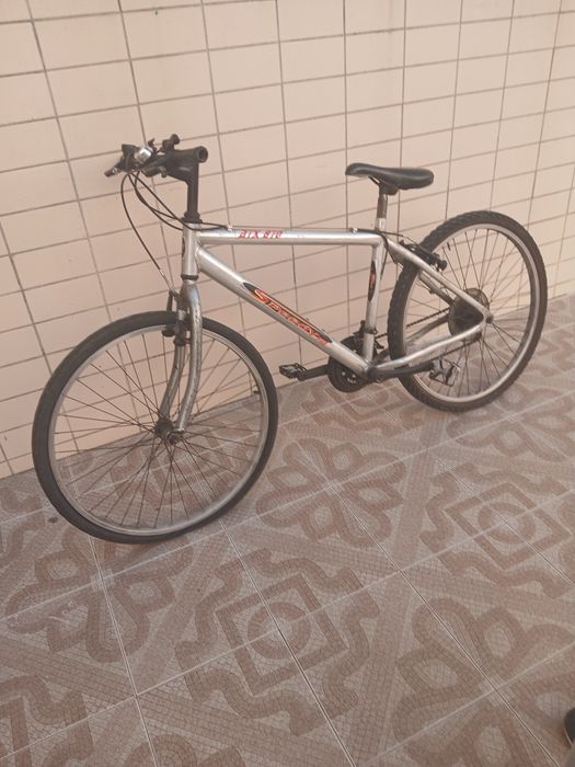 Bicicleta de homem o peneu da frente gasto