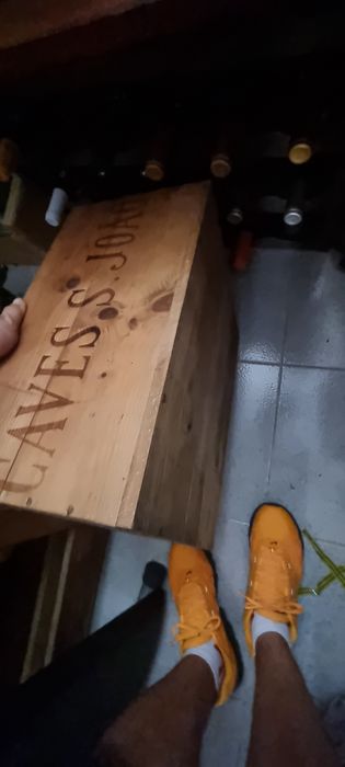 Caixa em madeira de vinhos