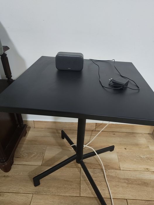 Caixa de som Xiaomi Smart Speaker Lite e mesa de ferro