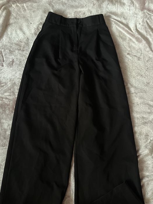 Чорний класичний костюм .Брюки палаццо та укорочений жакет .