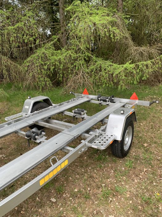 Przyczepa z hamulcem najazdowym podłodziowa lub motocyklowa