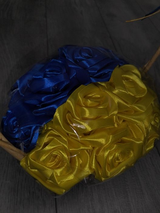 Букетик з атласних стрічок