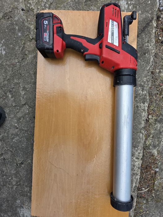 Wyciskacz, pistolet do silikonu,  Milwaukee M 18 PCG
