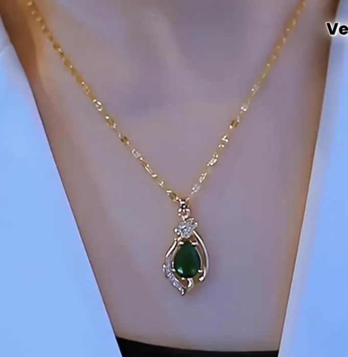 Elegância em Cada Detalhe – Colar com Brilhantes Premium