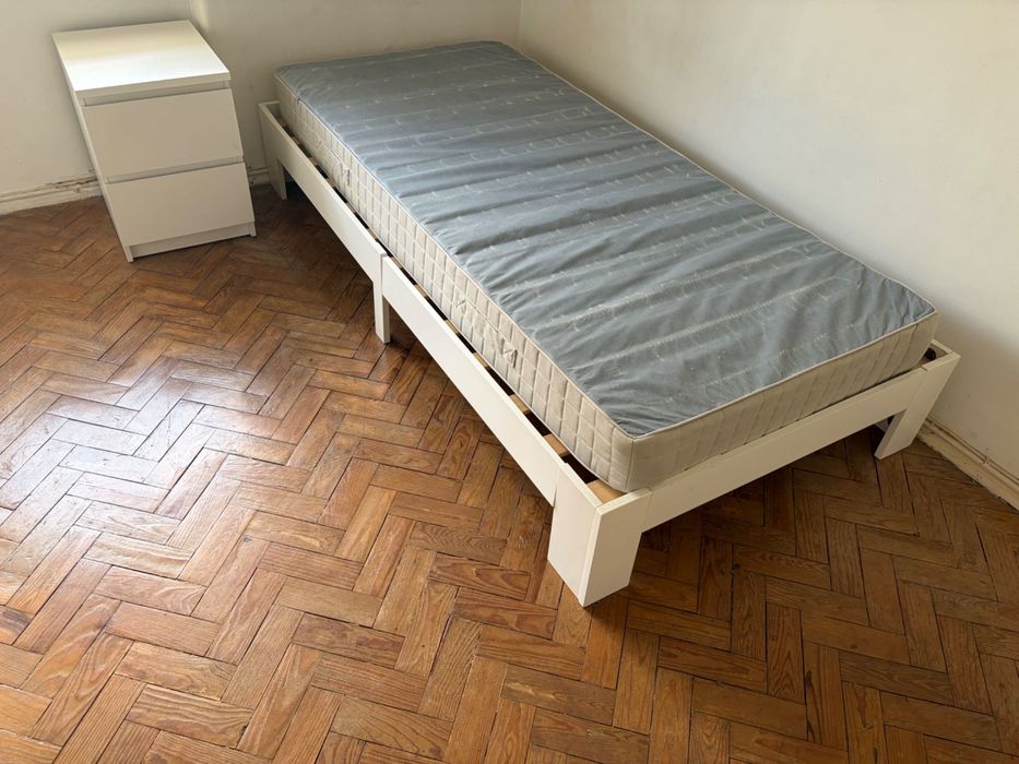 Cama + mesa cabeceira
