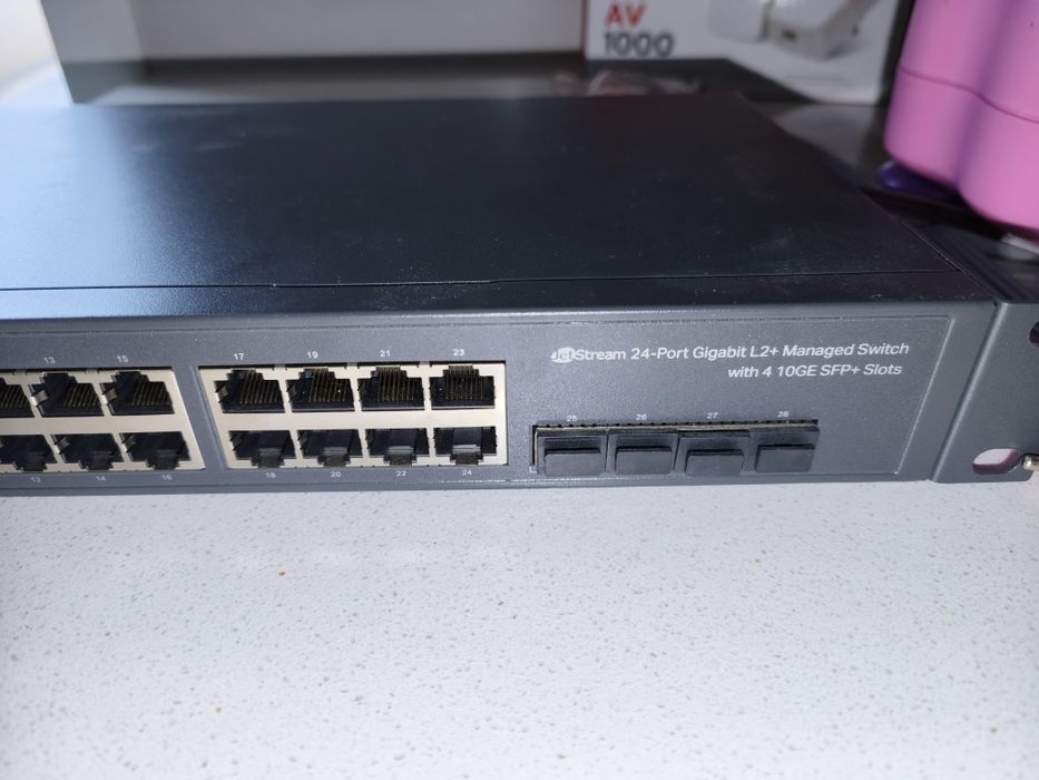 TP-Link TL-SG3428X switch gerido L2+ JetStream que possui 24 portas