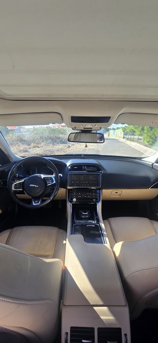 Jaguar Xe 2.0d Prestige — photo 5
