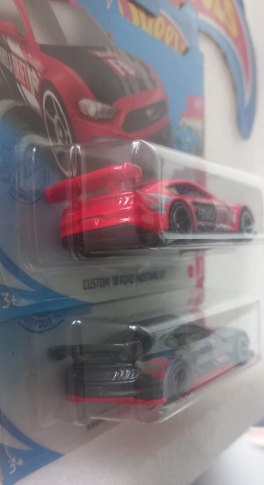 Conjunto 2 Custom 18 Ford Mustang GT Hot Wheels