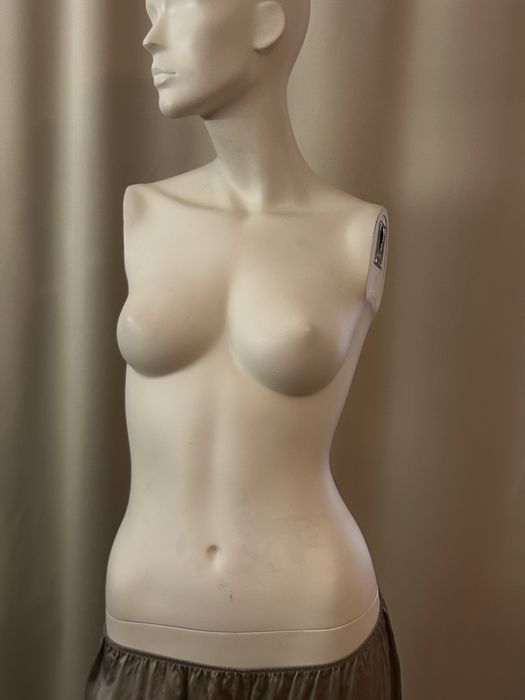 Manekin kobiecy z peruka stojacy podest