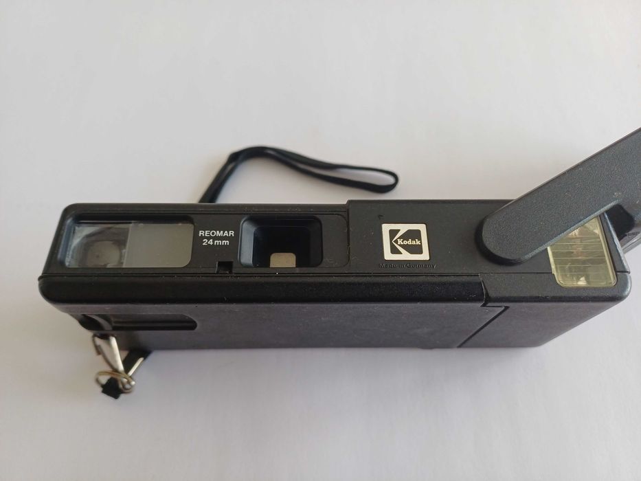 Máquina fotográfica analógica Kodak Ektralite 400, com manual de instruções