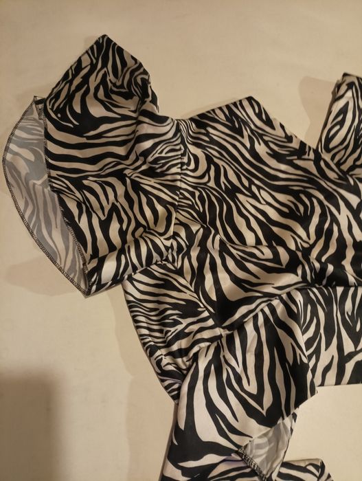 Top em branco e preto, com mangas largas, aperta atrás com um laço,de marca New Feeling, tamanho M