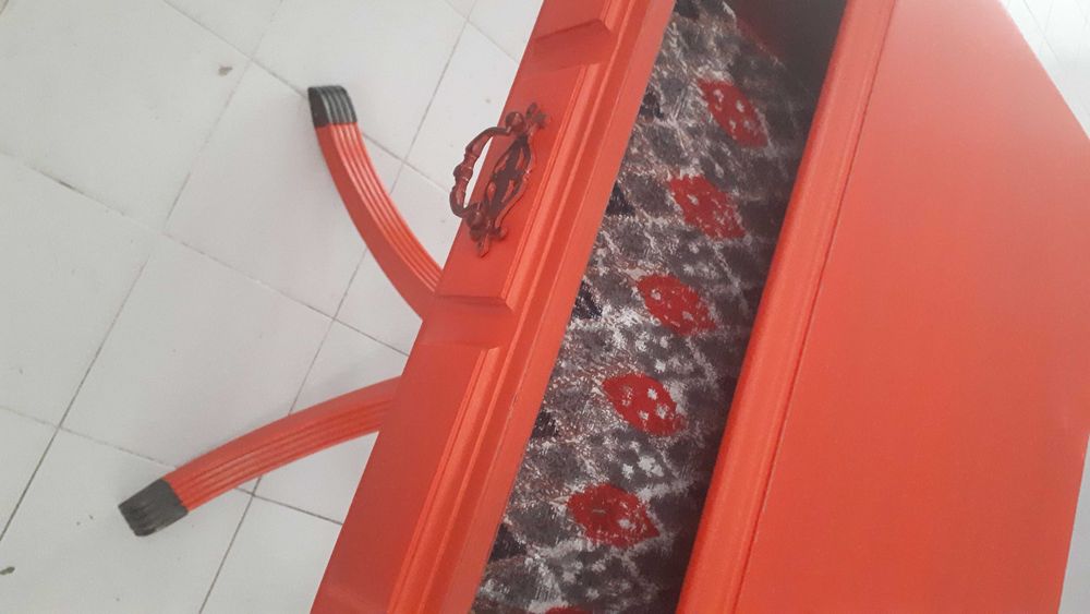 mesinha restaurada e pintada com gaveta