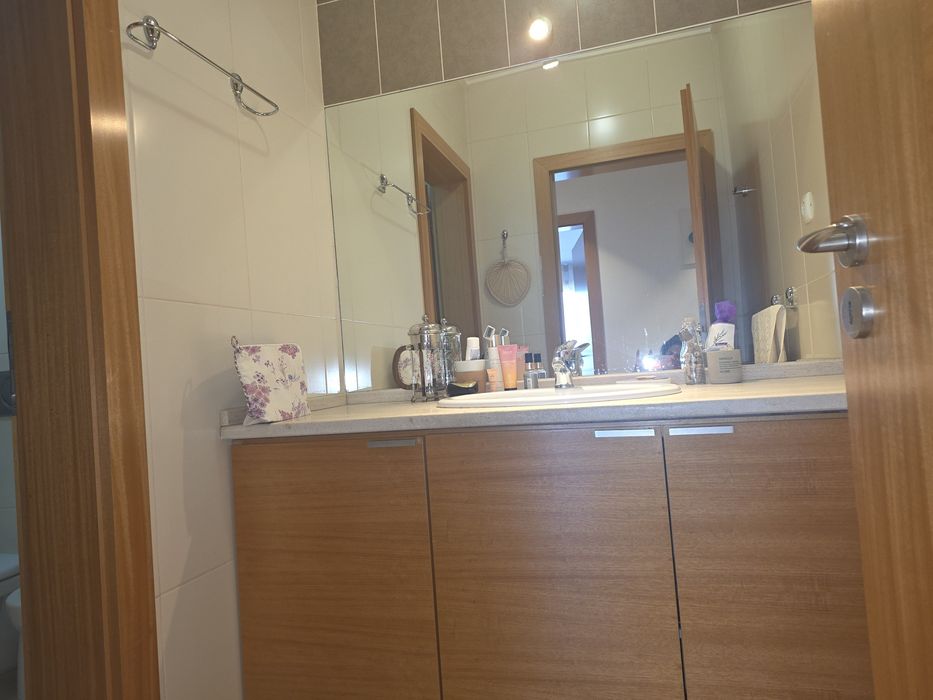 Apartamento T2 c/ garagem fechada, para arrendamento!!
