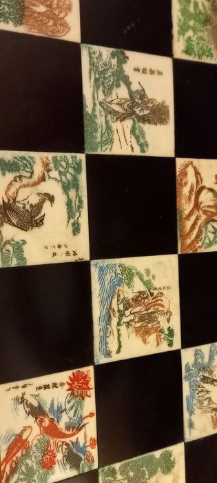 Jogo de xadrez com tabuleiro pintado à mão