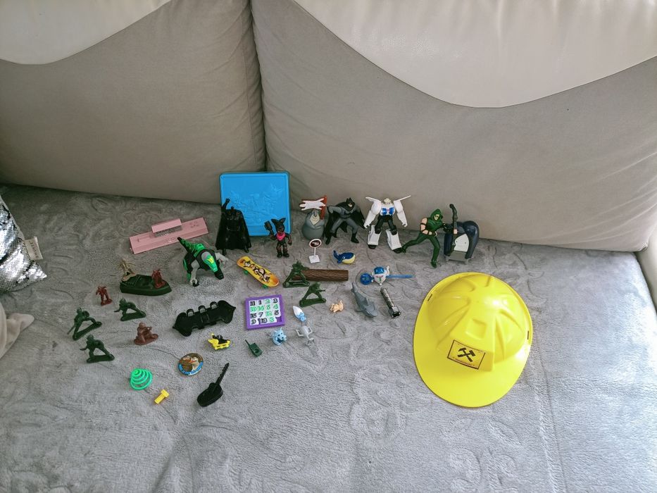 Zestaw figurek żołnierzyków itp