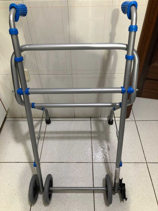 Andarilho com rodas em alumínio