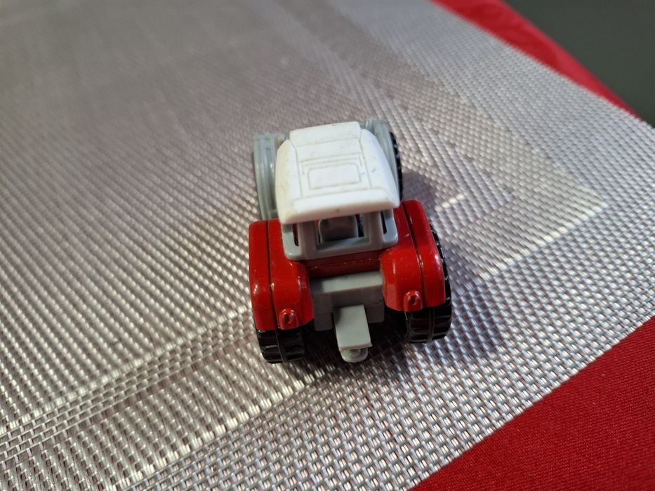 Model Traktor skala 1:64