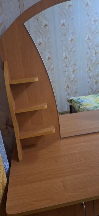 Продам трельж(туалетний столик)