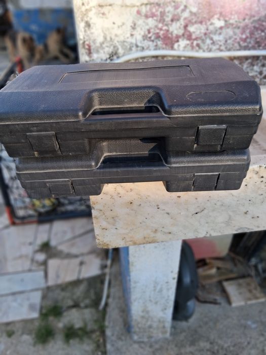 Banco de ginásio e muitos pesos