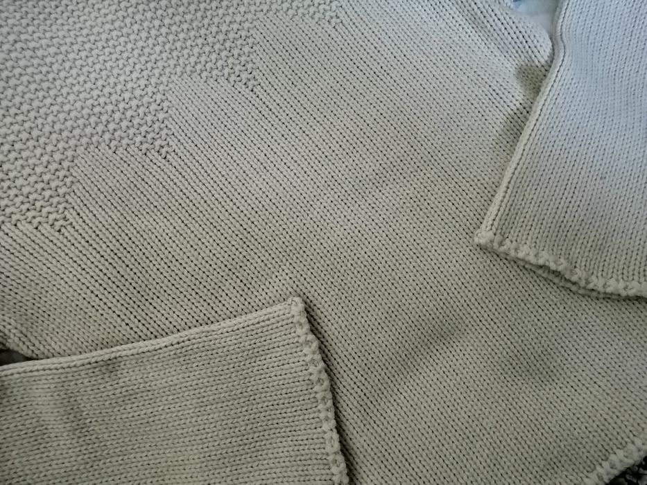 sweter Beżowy z delikatnymi cekinami przy dekolcie Rozm. m