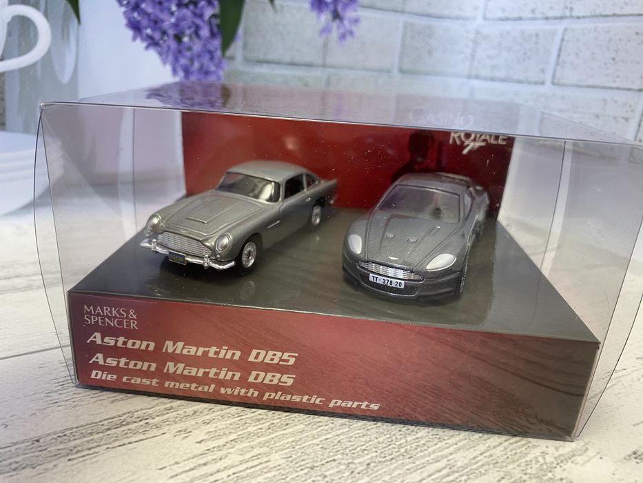 Набір масштабних моделей автомобілів Aston Martin DB5 та Aston Martin DBS
