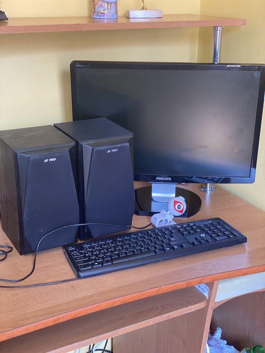 Монітор колонки клавіатура відеокамера