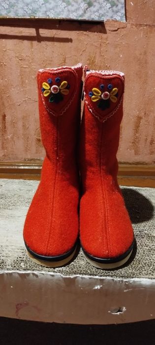 Нові бурки для дівчинки часів СССР