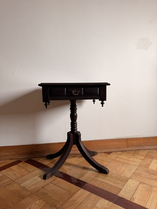 Mesa de apoio clássica em madeira escura