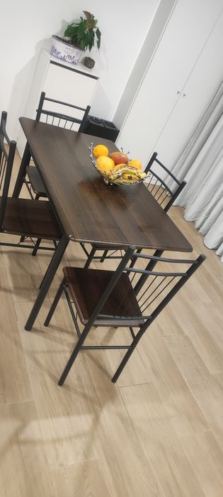 Vendo conjunto de mesa com 4 cadeiras