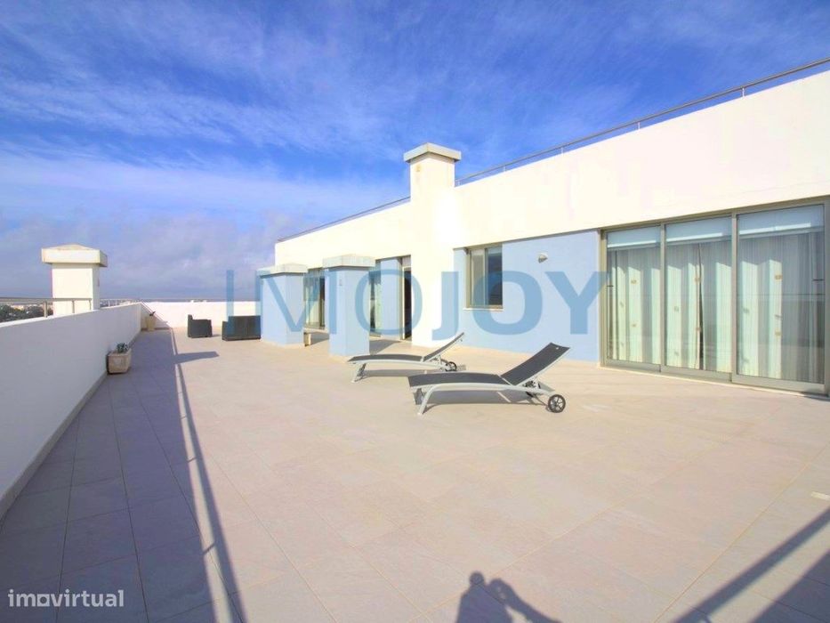 Maravilhosa Penthouse T4 com Terraço e Vista Mar na Praia da Rocha