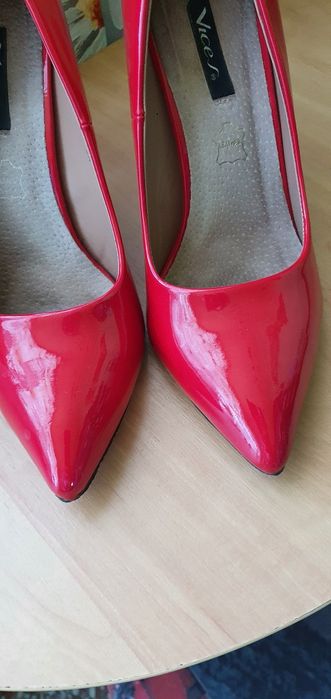 Продам стильные лакавые туфли