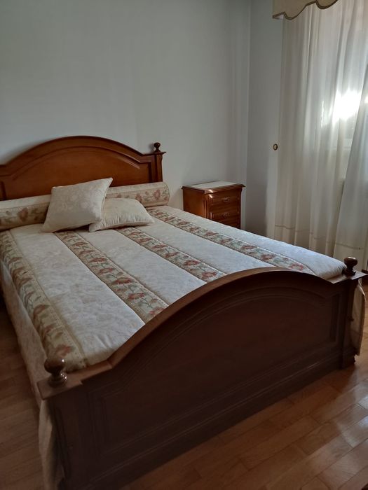 Mobília de Quarto em Madeira Maciça – Completa – Cama, Roupeiro, Cómoda e Mesas de Cabeceira