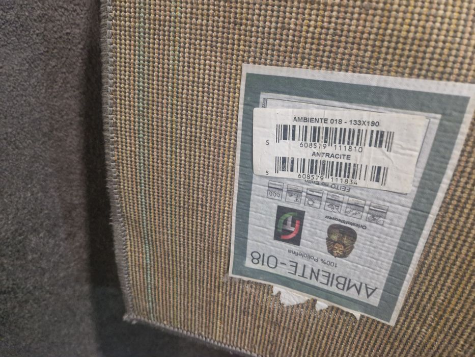 Vendo três carpetes uma deles bastante grande
