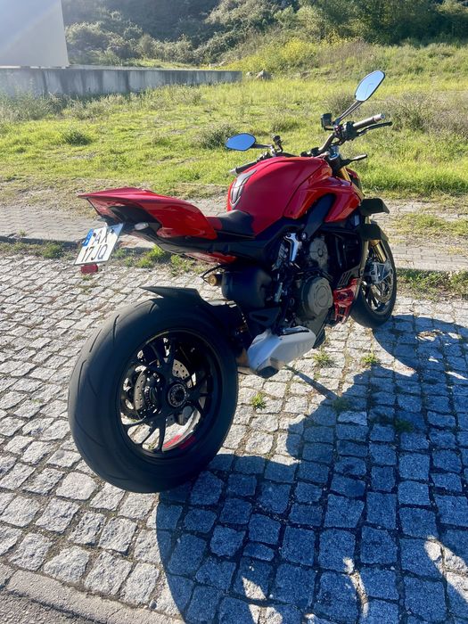 Ducati Streetfighter V4s Red 2023 tem 2 lugares