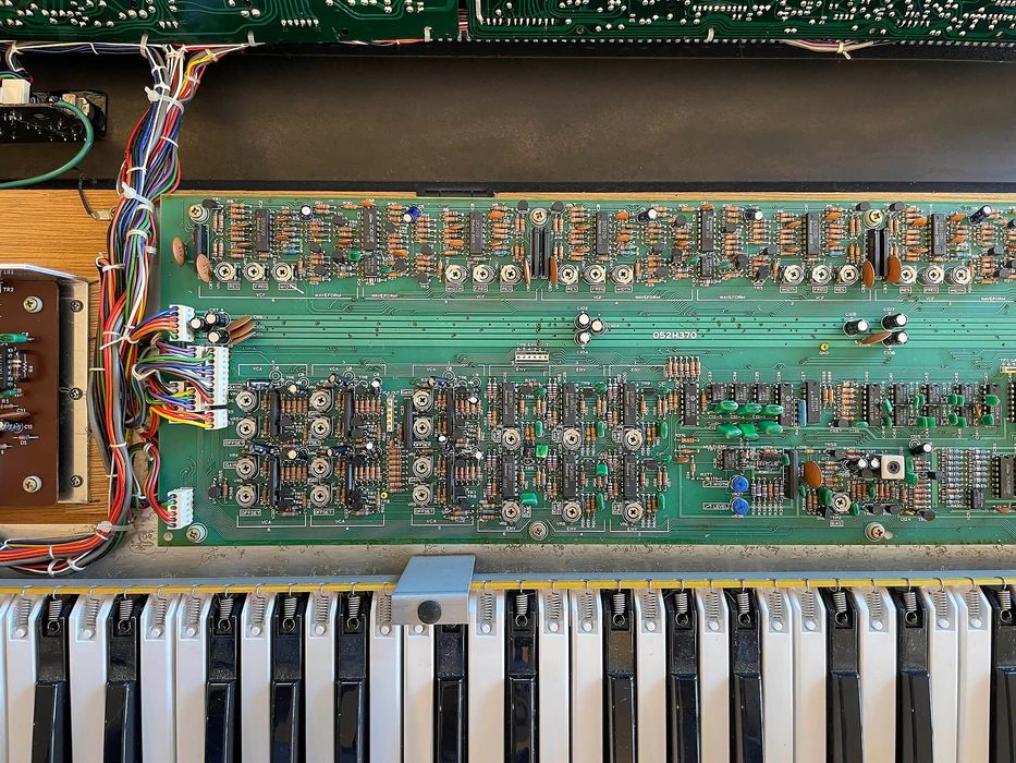Roland JUNO 6, em estado de novo