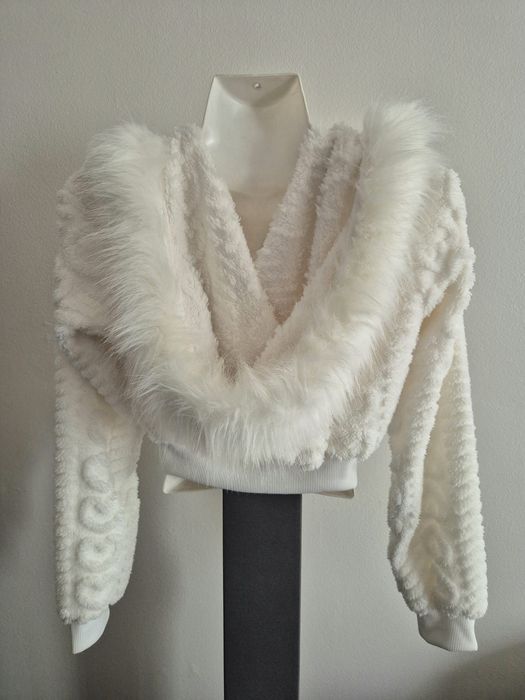 Casaco Crop Fofinho Branco com Capuz

Com pelinho, é quente
Super fofo