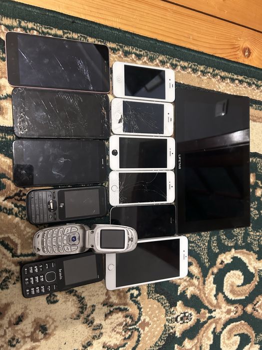 Лот телефонів та планшет